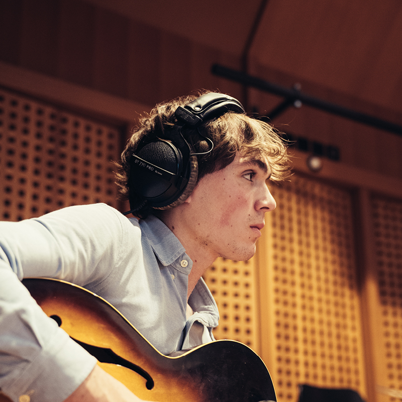 HOMMAGE À RENÉ THOMAS